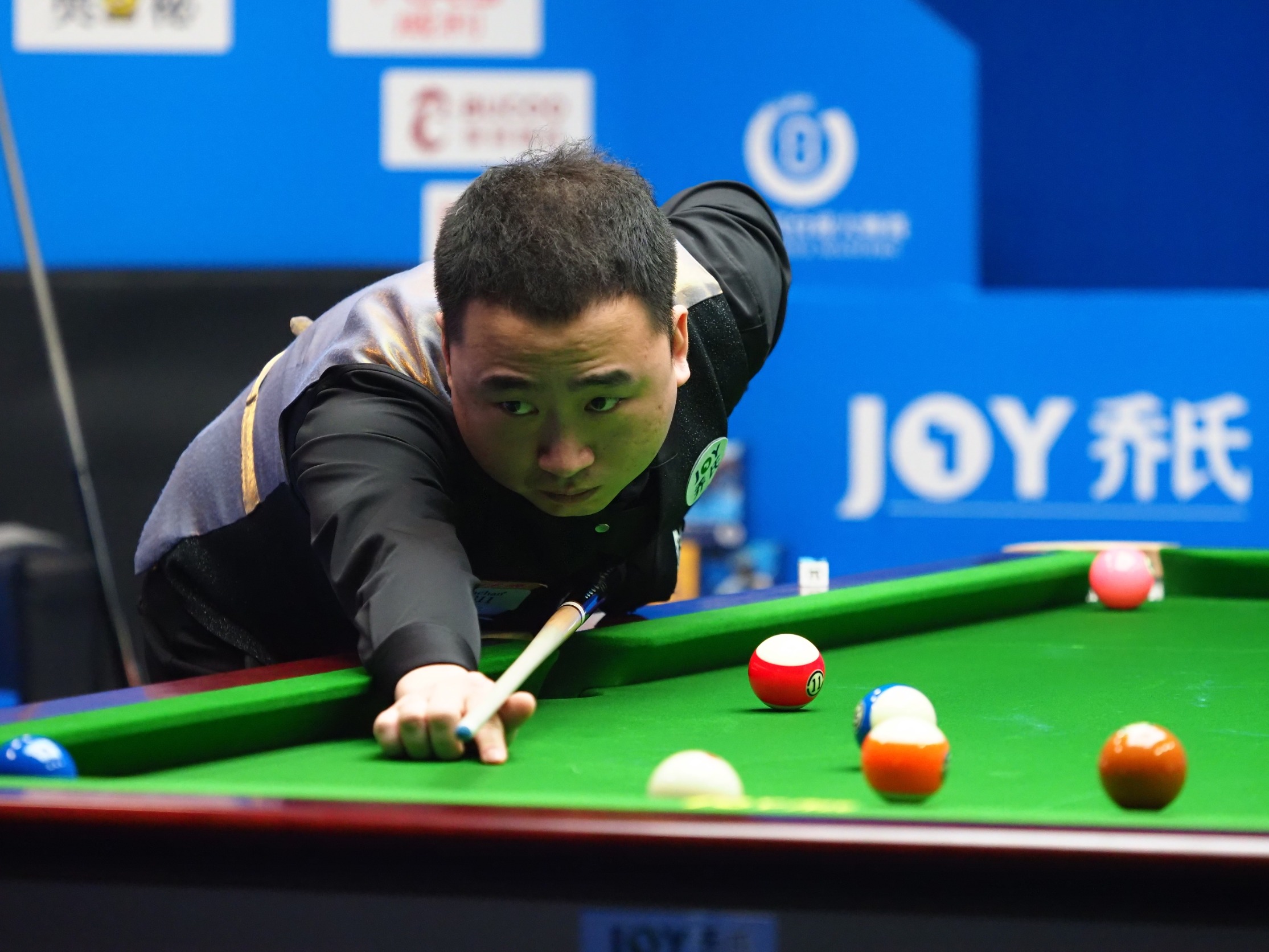 体育军地足球切磋 增进鱼水情谊