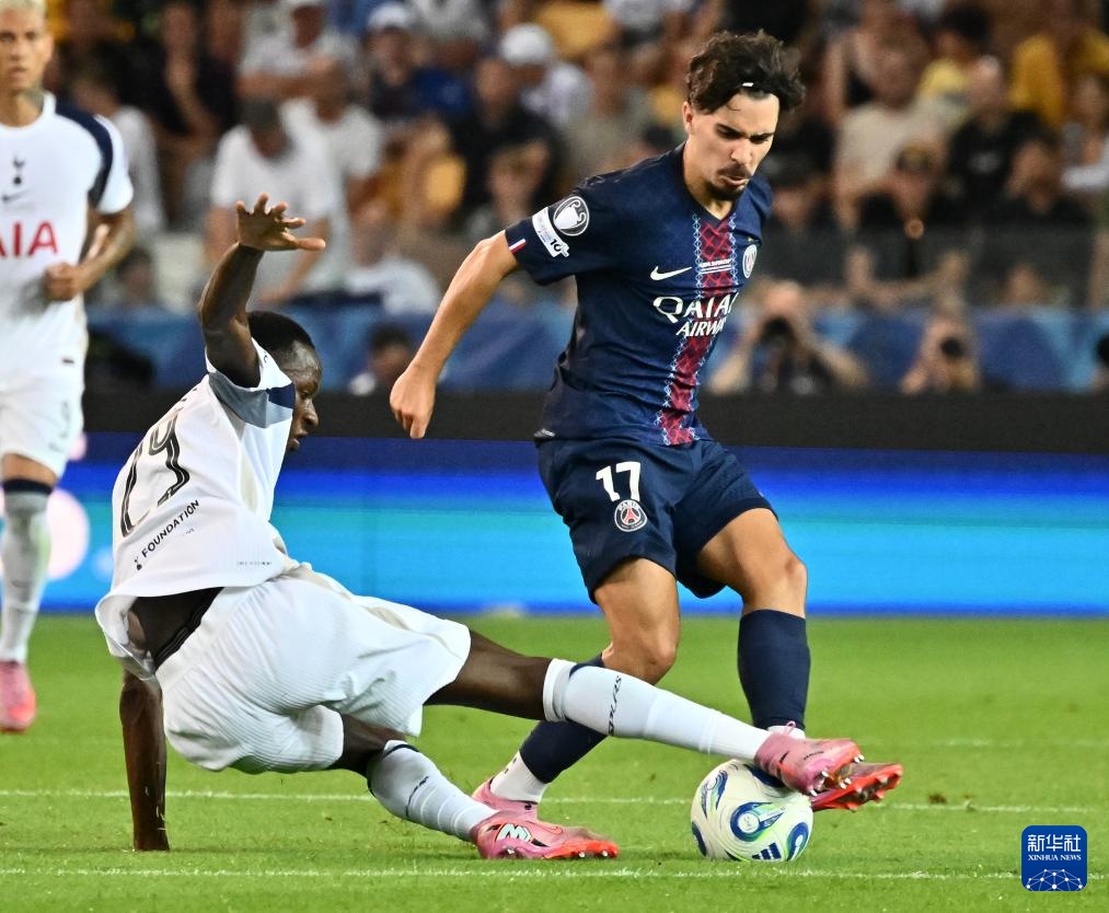 62岁穆帅落寞！欧联杯出局+又倒在点球大战，3将离谱射丢无缘翻盘.