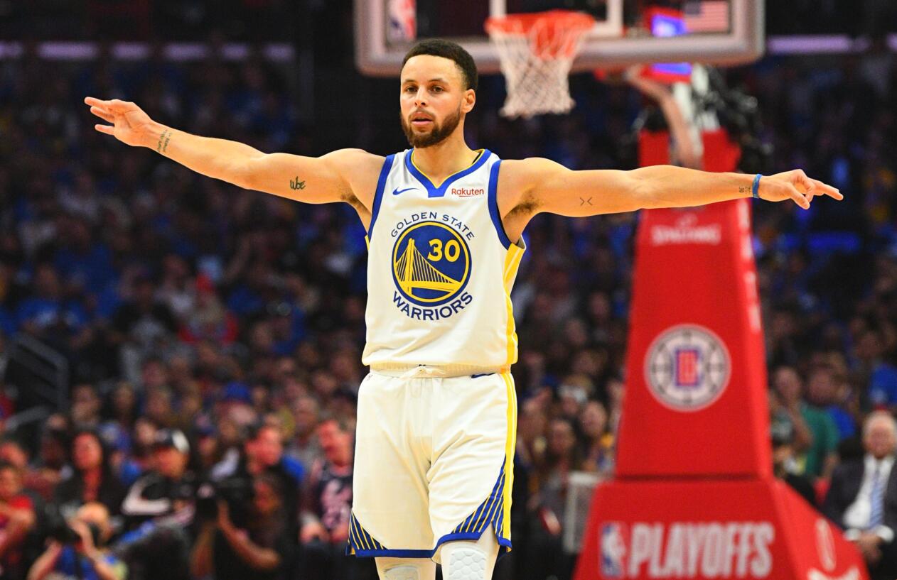 美媒列足坛历史射手榜:C罗938球居首 梅西875球第二 现役4人前20